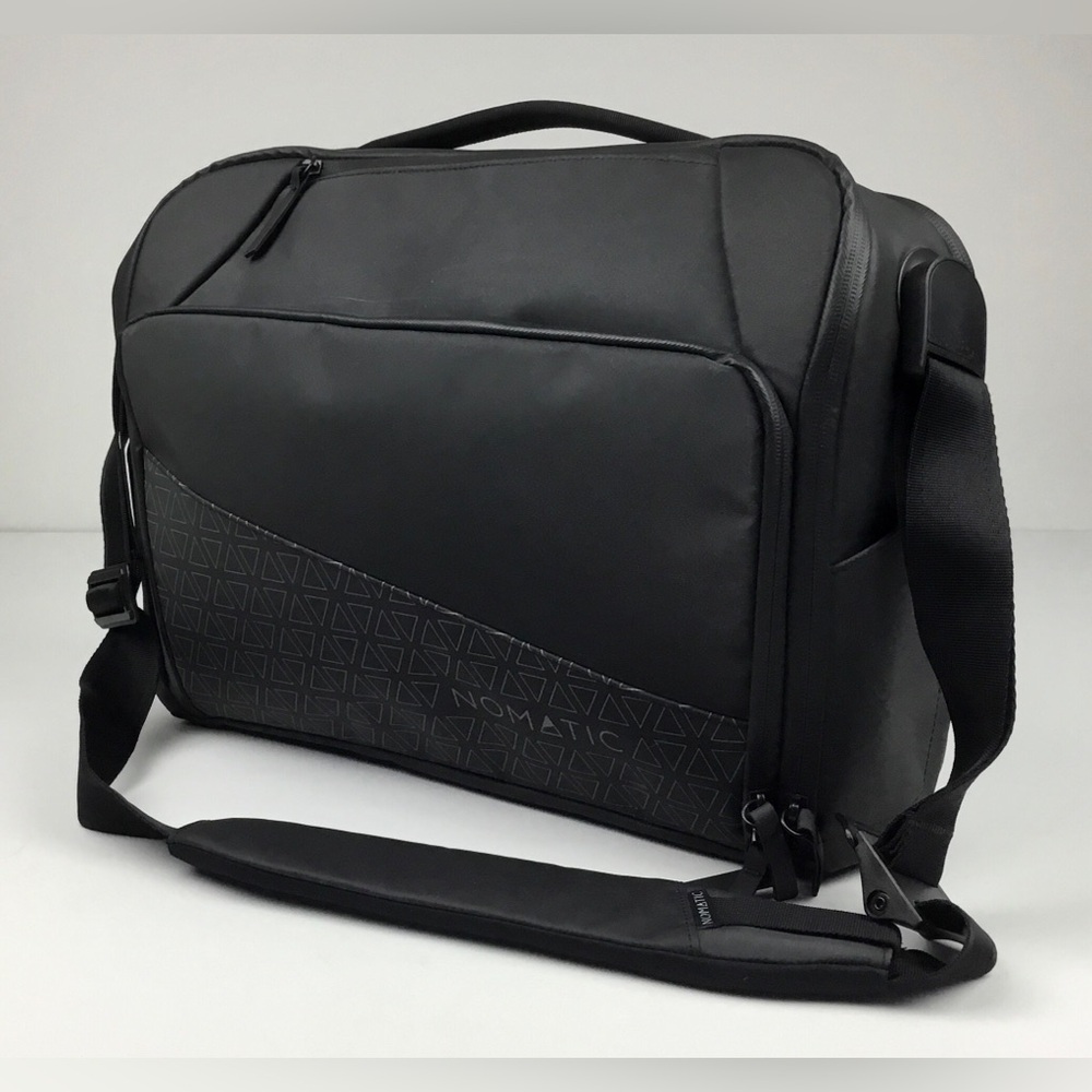 NOMATIC Messenger Bag Laptop Sleeve 15L Volume Magnetic Strap Excellent